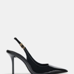 tacón con hebilla metálica